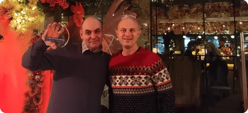 Fotografija Nenada i Bena koji poziraju sa tehničkom nagradom